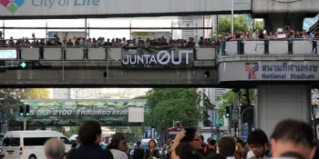 Anti-coup protest on the skywalk above Pathumwan Intersection on 23 May 2014. (File photo)