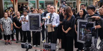 Krisadang Nutcharus (center, white shirt) speaking to reporters at Netiporn's funeral on 18 May. (Photo by ไข่แมวชีส)