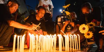 Activists lit candles during Tuesday night's vigil in front of the South Bangkok Criminal Court. (Photo by Ginger Cat)