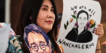 Sitanun Satsaksit holding a portrait of Wanchalearm while filing her petition to government representatives. (Photo by Ginger Cat)