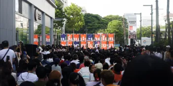 Move Forward Party supporters gathered for one of its election campaign event in front of Samyan Mitrtown on 22 April 2023.