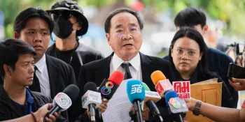Krisadang Nutcharus speaking to reporters at the Ratchadapisek Criminal Court. (Photo by Ginger Cat)
