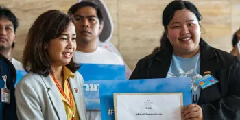 TLHR lawyer Poonsuk Poonsukcharoen (right), representative of the Network for People's Amnesty, submitting the letter to Move Forward Party MP Sasinan Thamnitinan (left). (Photo by Ginger Cat)