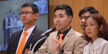 Piyarat Chongthep (centre) during a press conference. (File photo)