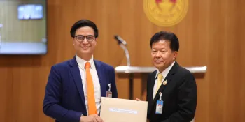 Parit Wacharasindhu (left) submitting the three bills. (Photo from Move Forward Party media team)