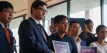 MFP MP Rangsiman Rome (second from left) receiving the petition from iLaw manager Yingcheep Atchanont. (Photo from iLaw)