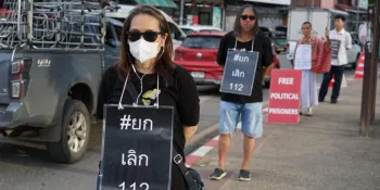 Protesters standing along the footpath near Tha Phae gate on 10 August. (Photo by Pipob Udomittipong)