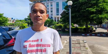 Tiwagorn Withiton wearing a shirt with the sentence "The United Nations says Section 112 is a crime against humanity."  (Photo from Thai Lawyers for Human Rights)
