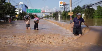 Flooding on Mahidol Road, one of the main roads into Chiang Mai city on Sunday afternoon. (Photo by Chalefun Ditphudee)