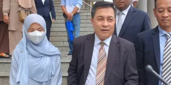 Wanna Suansan (left) with her lawyer, Choochart Kanpai.