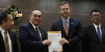 Matthew Smith (right) filing a complaint with Lawyers Council representative (Photo from Fortify Rights)