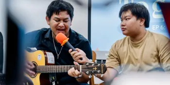 Nutchanon Pairoj (left) singing at an event about political prisoners in April 2024 (Photo by Ginger Cat)