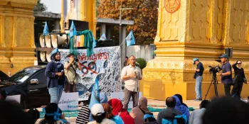 Wichoksak Ronnarongpairee of the Thai Sea Watch Association speaks to fishers and activists outside the country’s parliament in Bangkok. They are protesting proposed changes to Thailand’s Fisheries Act (Image: Tyler Roney / Dialogue Earth)