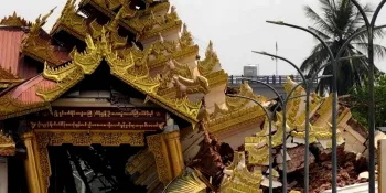 A building in the Mahamuni Pagoda Temple in Mandalay collapsed in the 28 March earthquake (Photo from DVB)