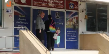 Dr Paul Chambers arriving at Mueang Phitsanulok Police Station this morning.