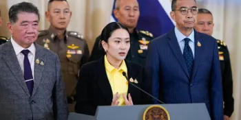 Paetongtarn Shinawatra (center) at this morning's press conference. (Photo from Voice TV)
