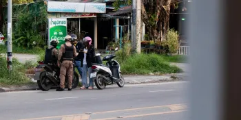 Police check to the motorcyclists in Mae Sot (Photo from  El Kylo Mhu)