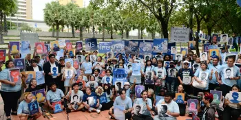 A gathering took place at the parliament compound, in which supporters of the People's Amnesty bill gather to watch the debate. (Photo from iLaw)