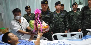 Army representatives visit to soldiers injured after stepping on a landmine (Photo from Thai Army)