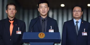 Natthaphong Ruengpanyawut (center)