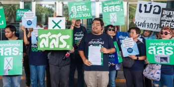 Protesters in front of the Constitutional Court holding signs calling for a Constituent Assembly election. (Photo by Ginger Cat)