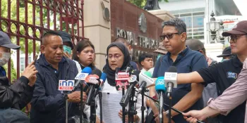 Angkhana Neelapaijit (left) and Sunai Phasuk (right) speaking to reporters in front of the Police Headquarters on Saturday (18 October) after filing their petition