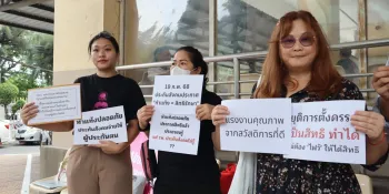 Network representatives at the Ministry holding signs calling for the Social Security Office to ensure access to safe abortion for insured persons. (Photo by Sabo Cat)