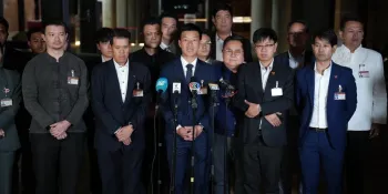 People's Party leader Nattapong Ruengpanyawut and other MPs during the press conference on Thursday night (11 December) (Photo from People's Party press team)