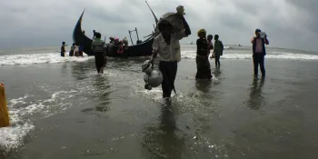 Rohingya refugees getting off the boat taking them from Myanmar to Bangladesh, close to Shamlapur village in Cox's Bazar, Bangladesh. 6 September 2017. (File photo/Amnesty International)
