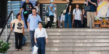Pimsiri Petchnamrob and Somyot Pruksakasemsuk leaving the Criminal Court along with some observers after being granted bail. (Photo by Ginger Cat)
