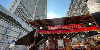 Threatened with eviction, the Saphan Lueang Mazu Shrine sits in the middle of a construction site and is now popular among young people seeking blessings from the goddess for jobs or exams.