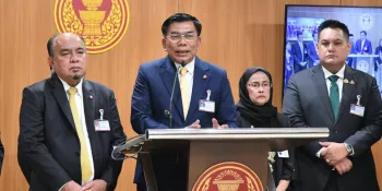 Kamonsak Leewamoh (second from left) speaking at a press conference on 9 April (Photo: Parliament PR Department Facebook)