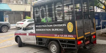Zhang Xinyan was brought to court in an Immigration Bureau detention truck.